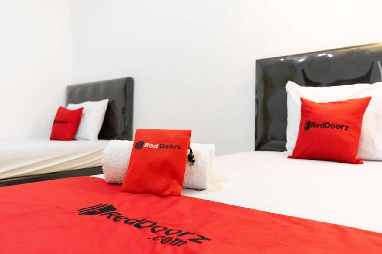 RedDoorz near Sam Poo Kong 3 Hotel Semarang Buitenkant foto
