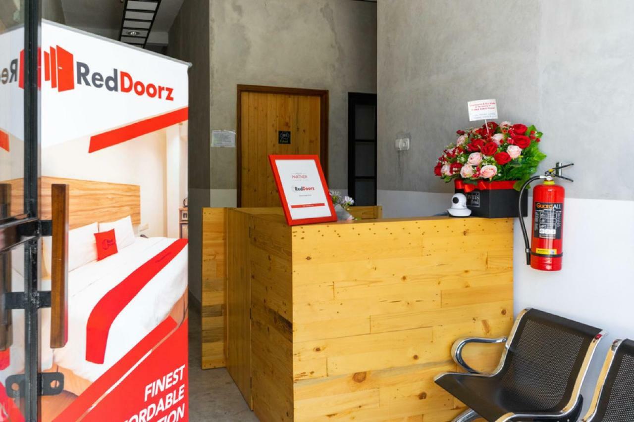 RedDoorz near Sam Poo Kong 3 Hotel Semarang Buitenkant foto